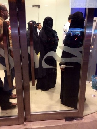 تزاحم كبير على الصرافات البنكية في الرياض