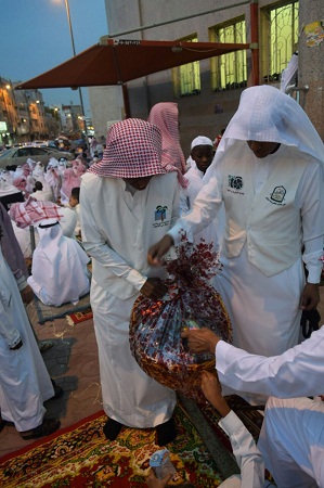 بالصور .. مركز العتيبية يعايد الأهالي ب6000 هدية