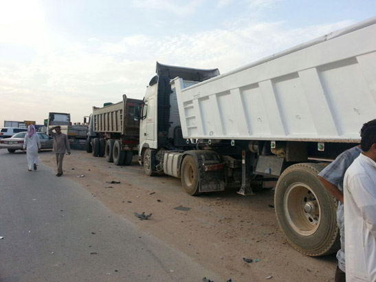 بالصور.. توقيف الشاحنات بـ”نسيم الرياض” يزعج الأهالي