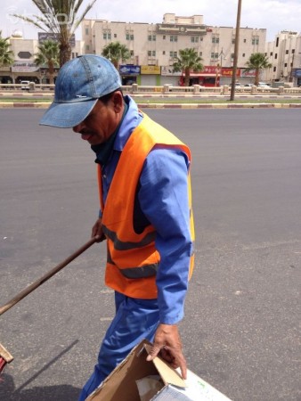 بالصور .. عمال النظافة ببلدية الخميس يعملون تحت شمس حارقة