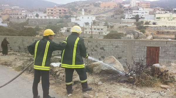 مدني بني عمرو يخمد حريق مزرعة بـ”أعاسرة النماص”