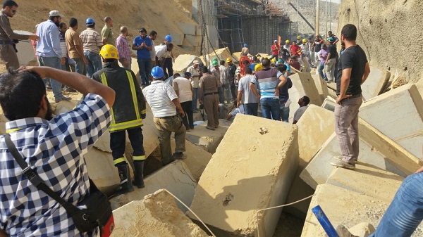 بالصور والفيديو.. مصرع 5 أشخاص في انهيار جسر جبل الكعبة بمكة