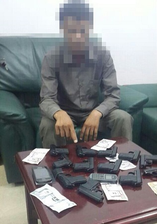 ضبط وافد عربي بحوزته 13 مسدساً وجوالان ومبلغ مالي