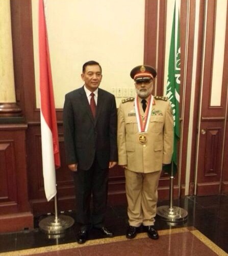 وسام التفاني للملحق العسكري السعودي بإندونيسيا وسنغافورة