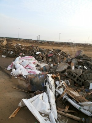 بالصور.. النفايات تغرق الحي النموذجي بـ”محلية جازان”