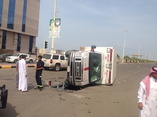 انقلاب مركبة إسعاف في حادث تصادم بـ”جازان”