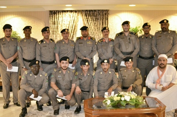 تكريم ضباط وأفراد من شرطة مكة لمساهمتهم في حل قضايا جنائية