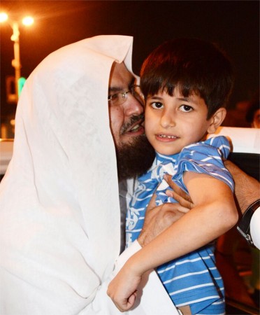 في لمسة أبوية.. السديس يقبل طفلاً في حفل انتهاء أعمال العمرة والحج