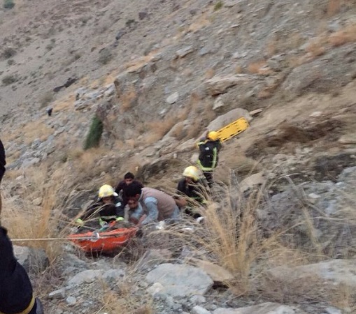 بالفيديو والصور.. وفاة وافد سقطت شاحنته في منطقة وعرة بالباحة