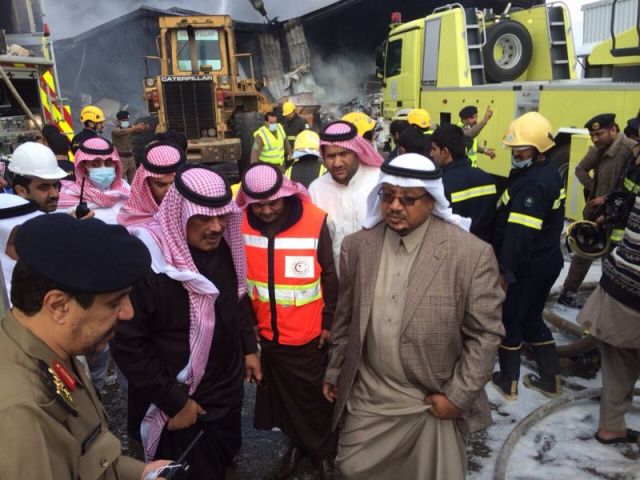 بالصور .. مشاري بن سعود يقف على إطفاء حريق مستودعات صحة الباحة