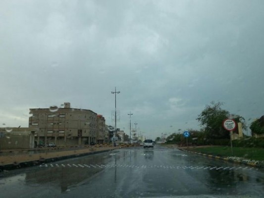 الغيوم تغطي سماء الخفجي والبلدية ترفع مياه الأمطار من الشوارع