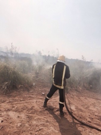 4 فرق إطفاء و 3 جرافات تخمد حريقاً في غابة بـ”بيش”