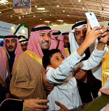 شاهد بالصور.. أمير الرياض يحمل طفلاً لالتقاط “سيلفي”