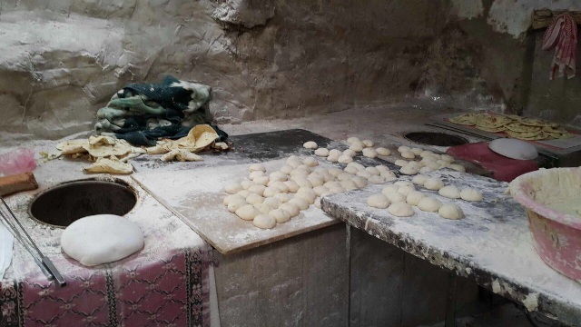 في مسفلة مكة.. 5 باكستانيون يبيعون خبزا معجون بمواد منتهية الصلاحية