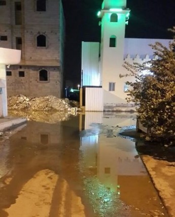 بالصور.. مياه الصرف الصحي تُحاصر مسجداً بـ”مطار جازان”