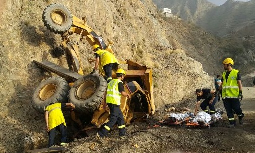 مصرع شخصين إثر انقلاب مُعدّة ثقيلة في رجال ألمع