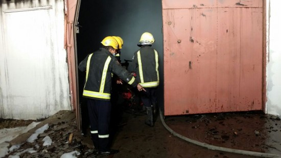 بالصور.. مدني نجران يخمد حريقا في الصناعية