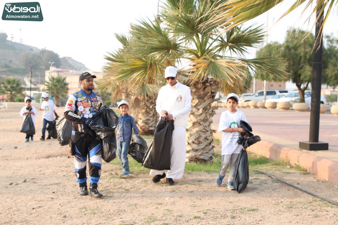 شاهد بالصور .. متطوعون يواصلون نظافة متنزهات عسير