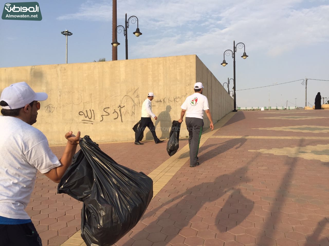 متطوعون يواصلون نظافة متنزهات عسير