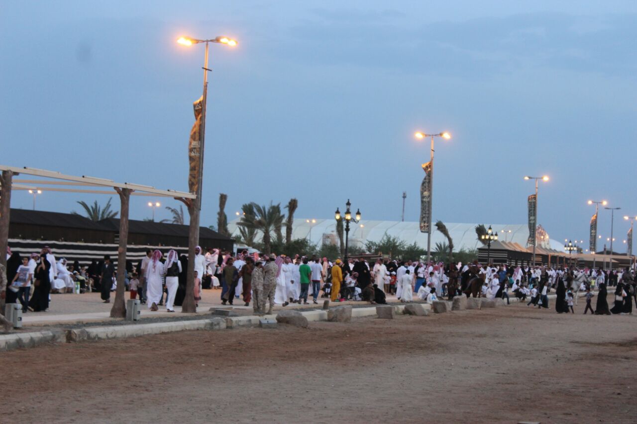 بالصور.. “المواطن” ترصد توافد الزوّار والمصطافين إلى سوق عكاظ