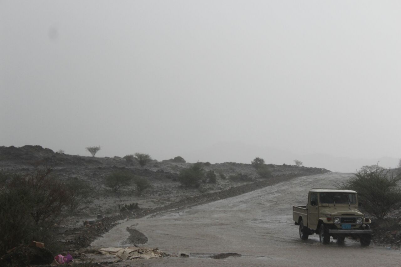 بالصور.. أمطارٌ غزيرةٌ على جنوب الطائف.. وانقلاب ناقلة بميسان