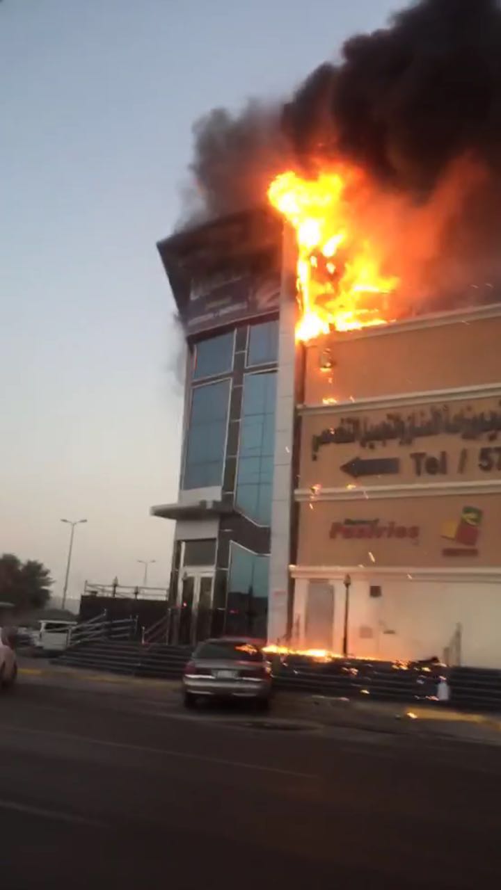 مدني الأحساء يسيطر على حريق بمداخن مطعم.. وأضرار بوحدات تكييف
