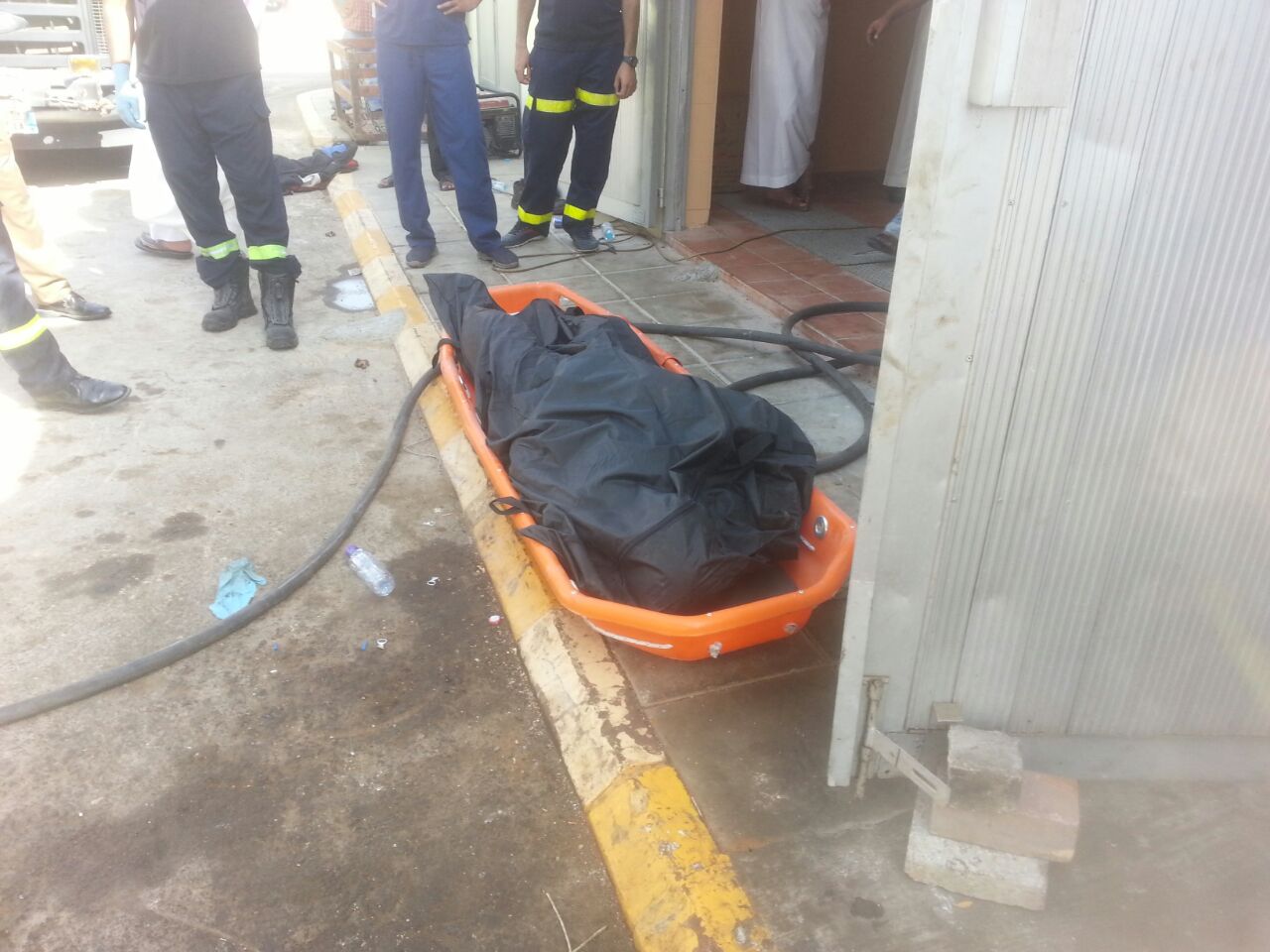 بالصور.. وفاة عاملين آسيويين بعد سقوطهما في بئر محطّة ضخ للصرف الصحّي بالدمام
