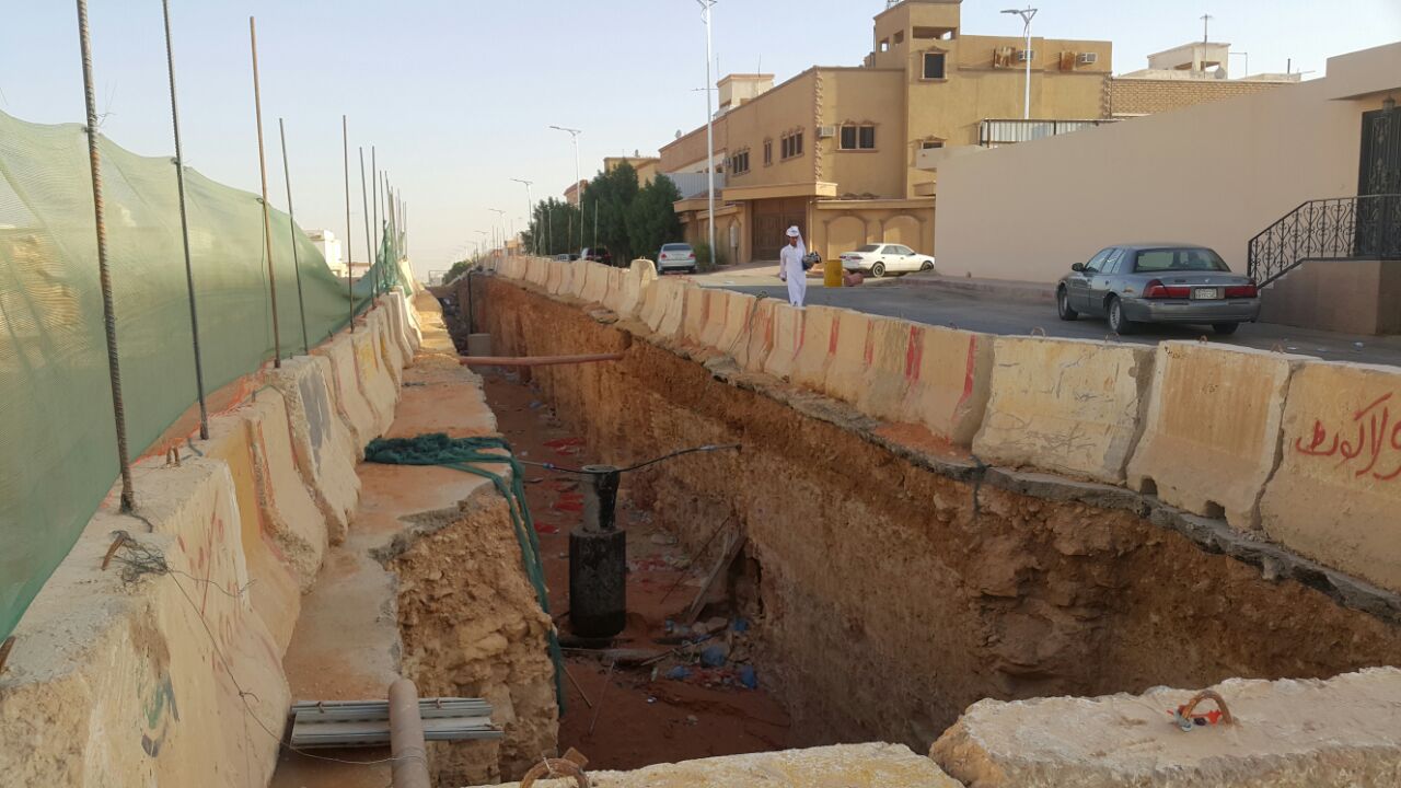 بالصور.. الحفريات تهدد السيارات والمارة بـ”حي طويق” في الرياض.. والأهالي: الأمانة لم تحرك ساكناً