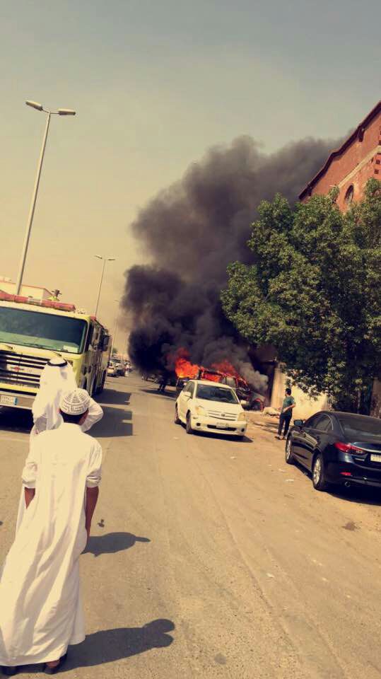 بالصور.. حرق مركبتين إحداهما لقائد مدرسة في جدة