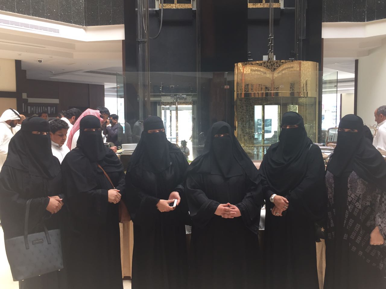 سيدة أعمال سعودية تدرّب 12 فتاة في أول مطعم بأيدي وطنية
