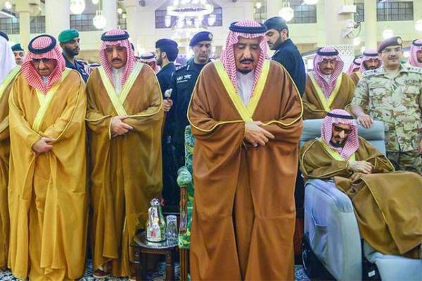 #عاجل .. الملك يؤدي صلاة الميت على الأمير تركي بن عبدالعزيز