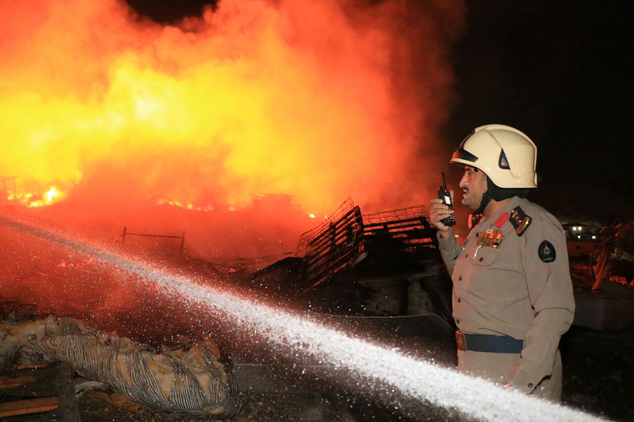 بالصور.. مدني مكة يستنفر آلياته وأفراده في حريق مستودعات جعرانة