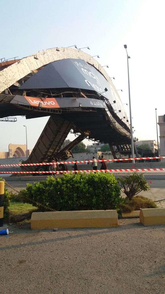 إغلاق جزء من طريق المدينة بجدة بسبب ارتطام شاحنة بجسر مشاه