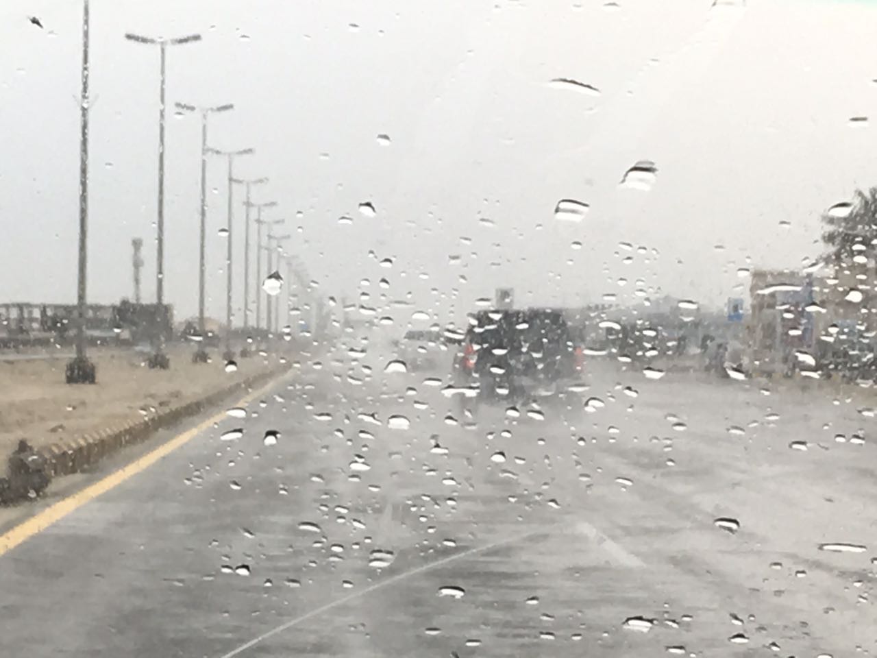 عدد من الحوادث في بيشة بسبب الطقس