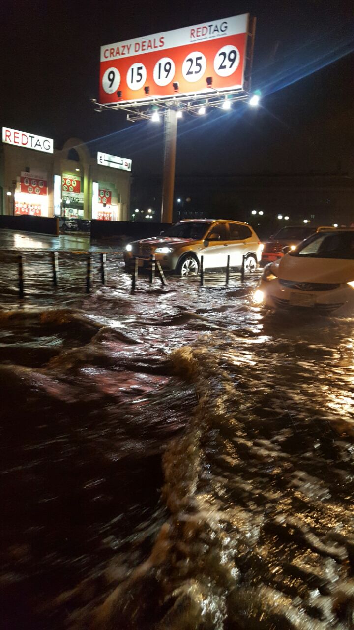 بالصور.. تراكم مياه الأمطار يعرقل المرور بطريق الملك فهد في الدمام