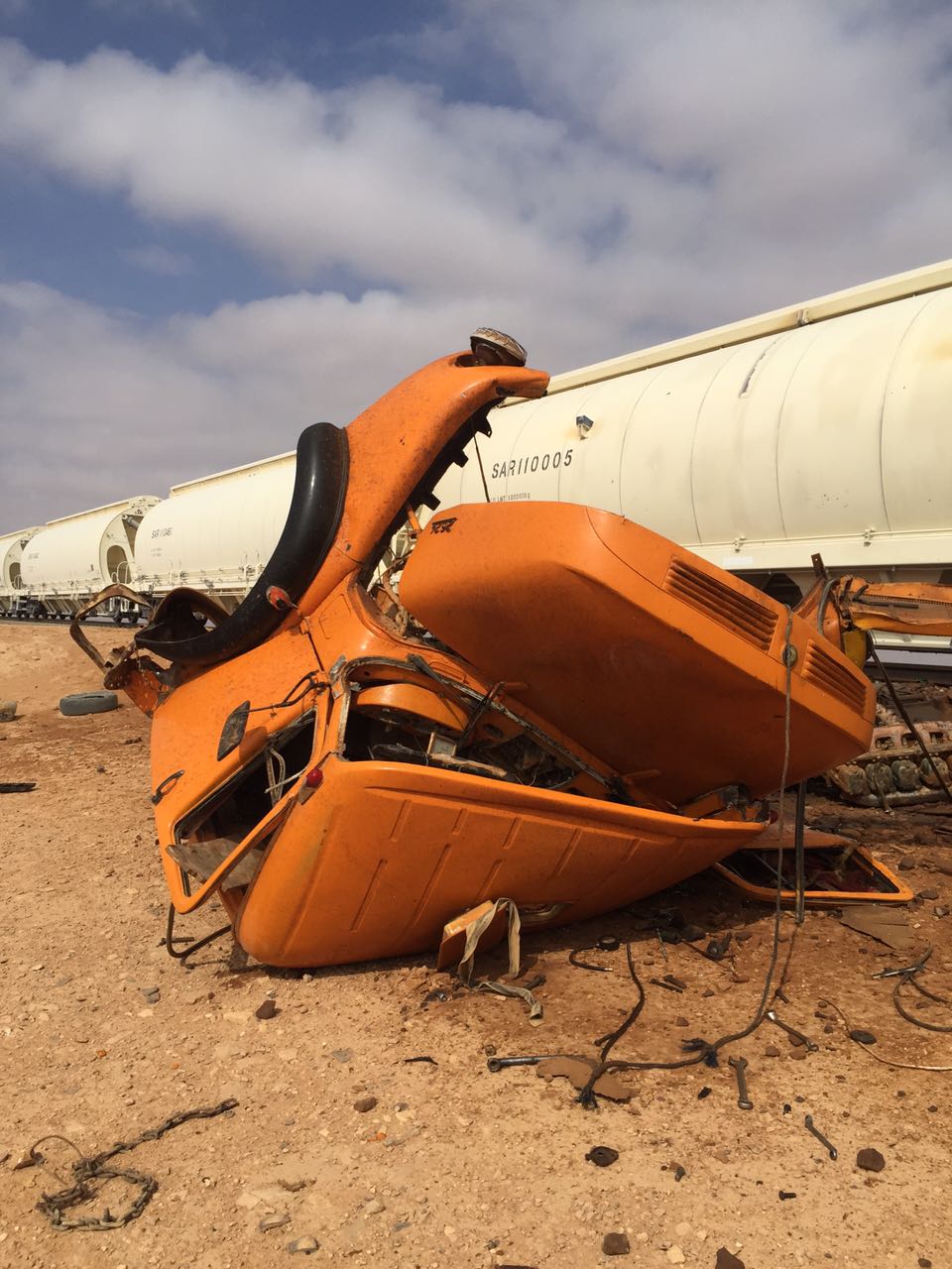 بالفيديو.. قطار الفوسفات يشطر شاحنة نصفين بعدما اعترضت مساره