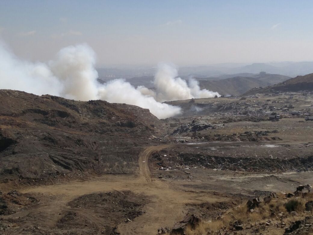 بالصور.. تصاعد أدخنة كثيفة بمرمى نفايات أبها