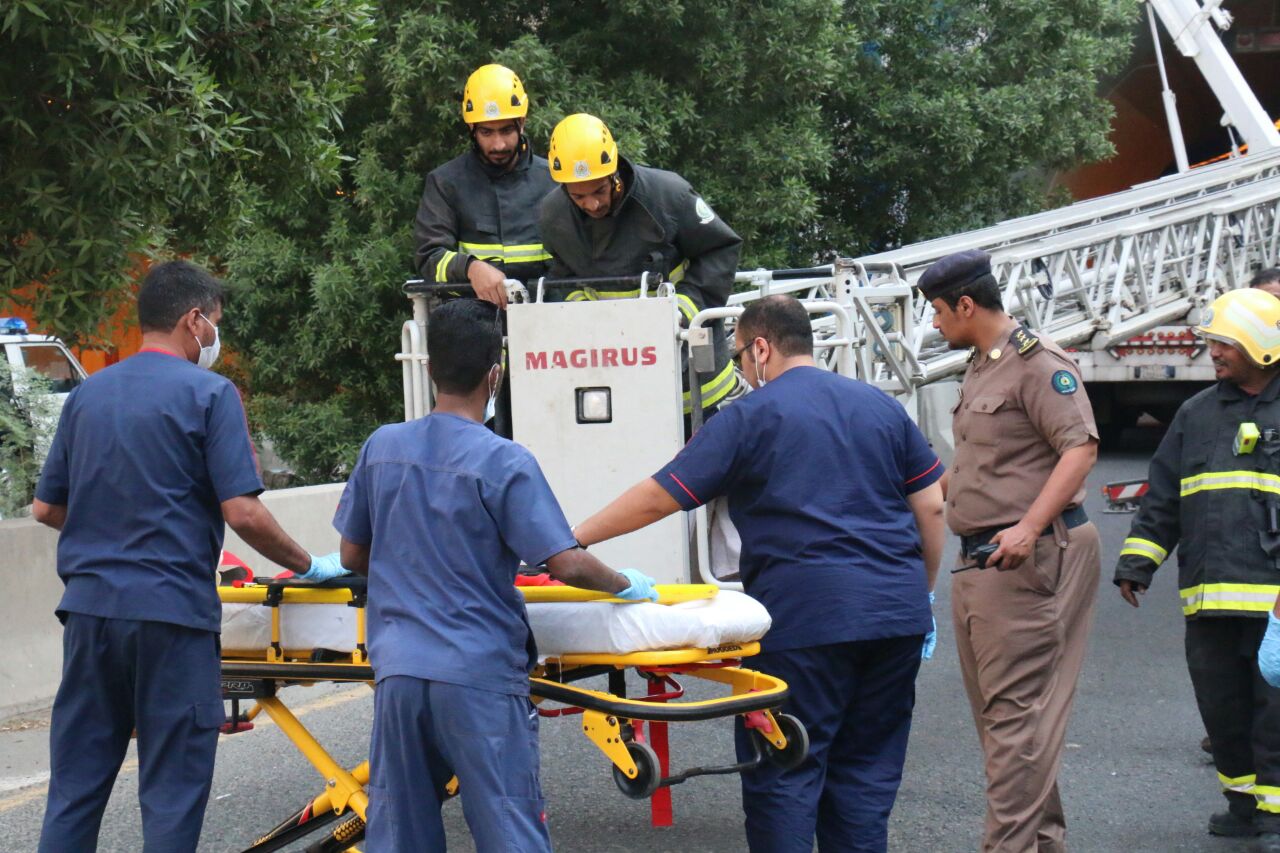 بالصور.. إنقاذ باكستانية سقطت من منحدر جبلي بمكة