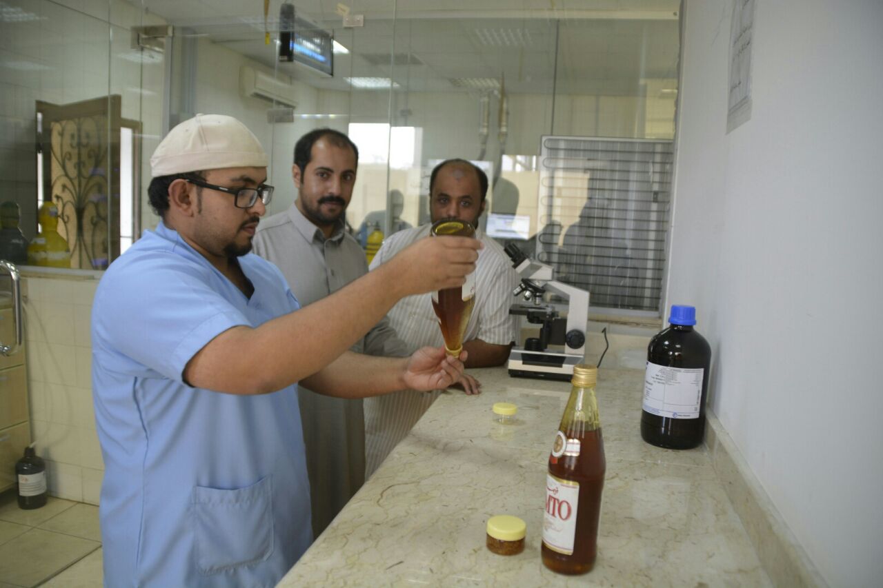 بالصور .. “المواطن” في مختبر سلامة الأغذية بأبها
