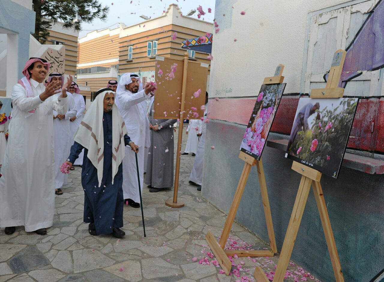 بالفيديو.. “المواطن” تزور معرض الورد الطائفي في نادي عسير