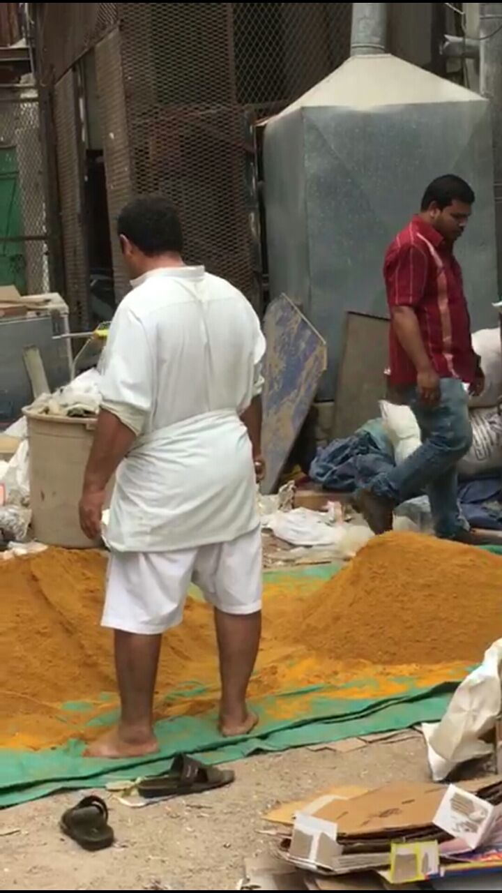 فيديو في جدة.. عمالة تخلط البهارات بأقدامها!