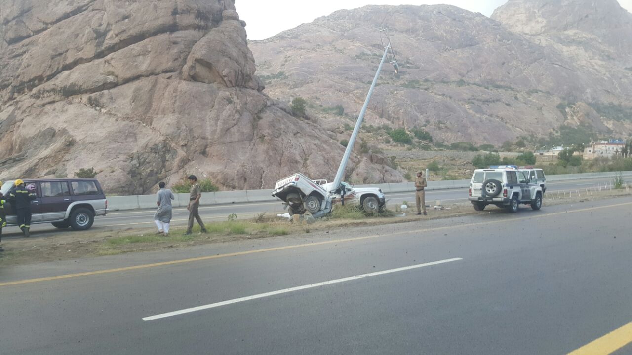 بالصور.. عامود إنارة يحتجز قائد مركبة في تنومة