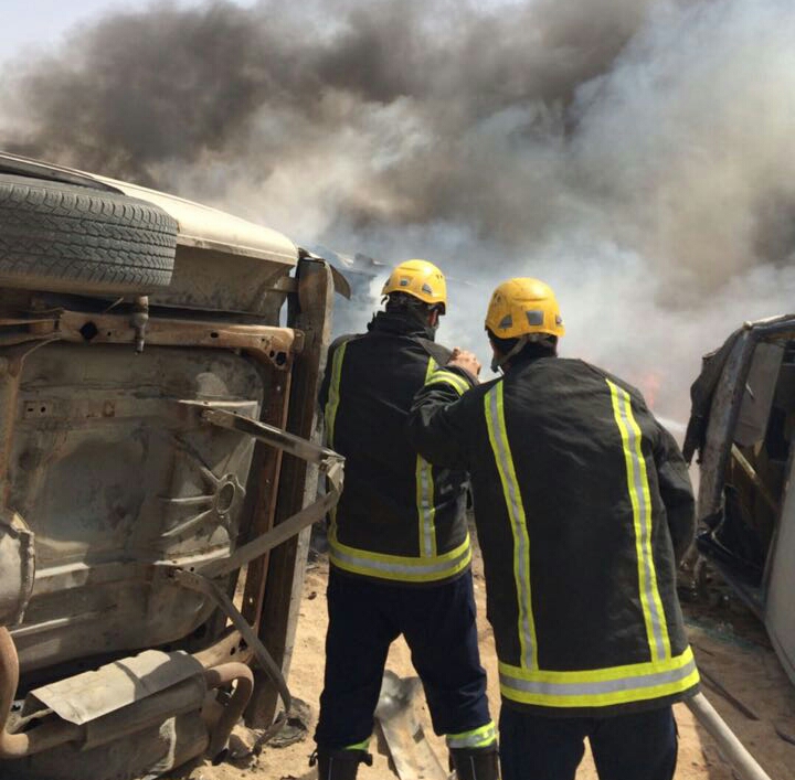 بالصور.. اشتعال 5 سيارات بحريق اندلع في سكراب بالخفجي