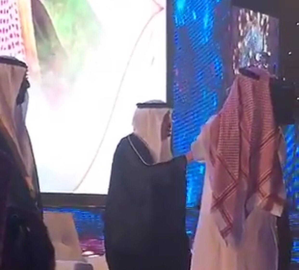 أمير الرياض يطرد مجموعة لم تقف للسلام الملكي بحفل تخرج طلاب جامعة شقراء
