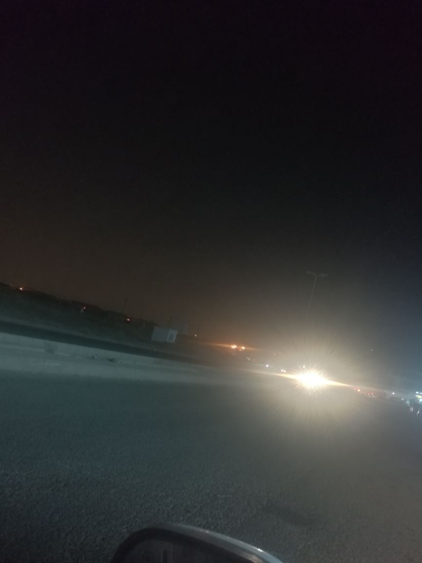 بالصور.. أعمدة إنارة حي التيسير بجدة دون مصابيح