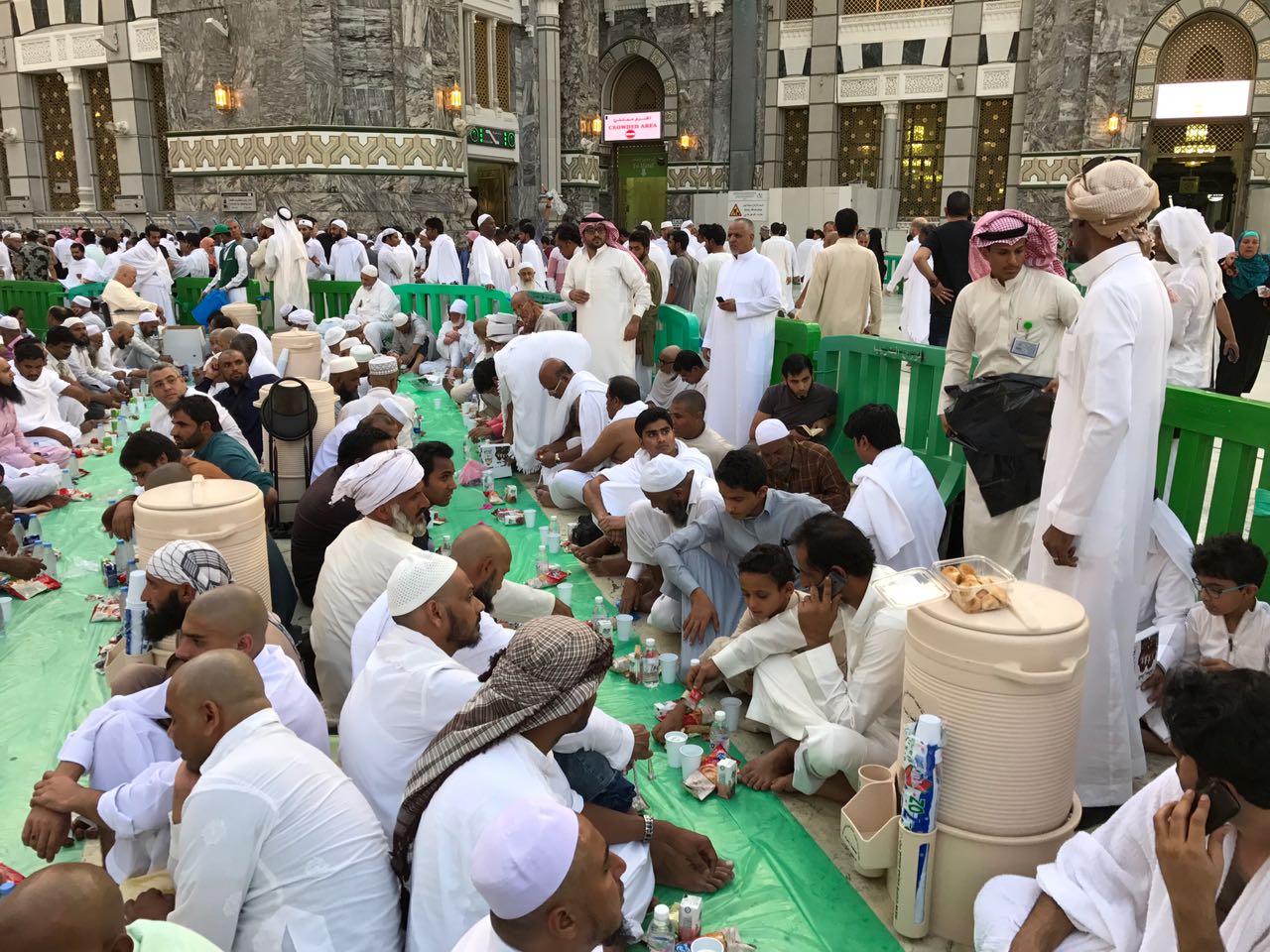 مائدة إفطار شهداء الوطن “فخر واعتزاز” تستقطب الصائمين في الحرم