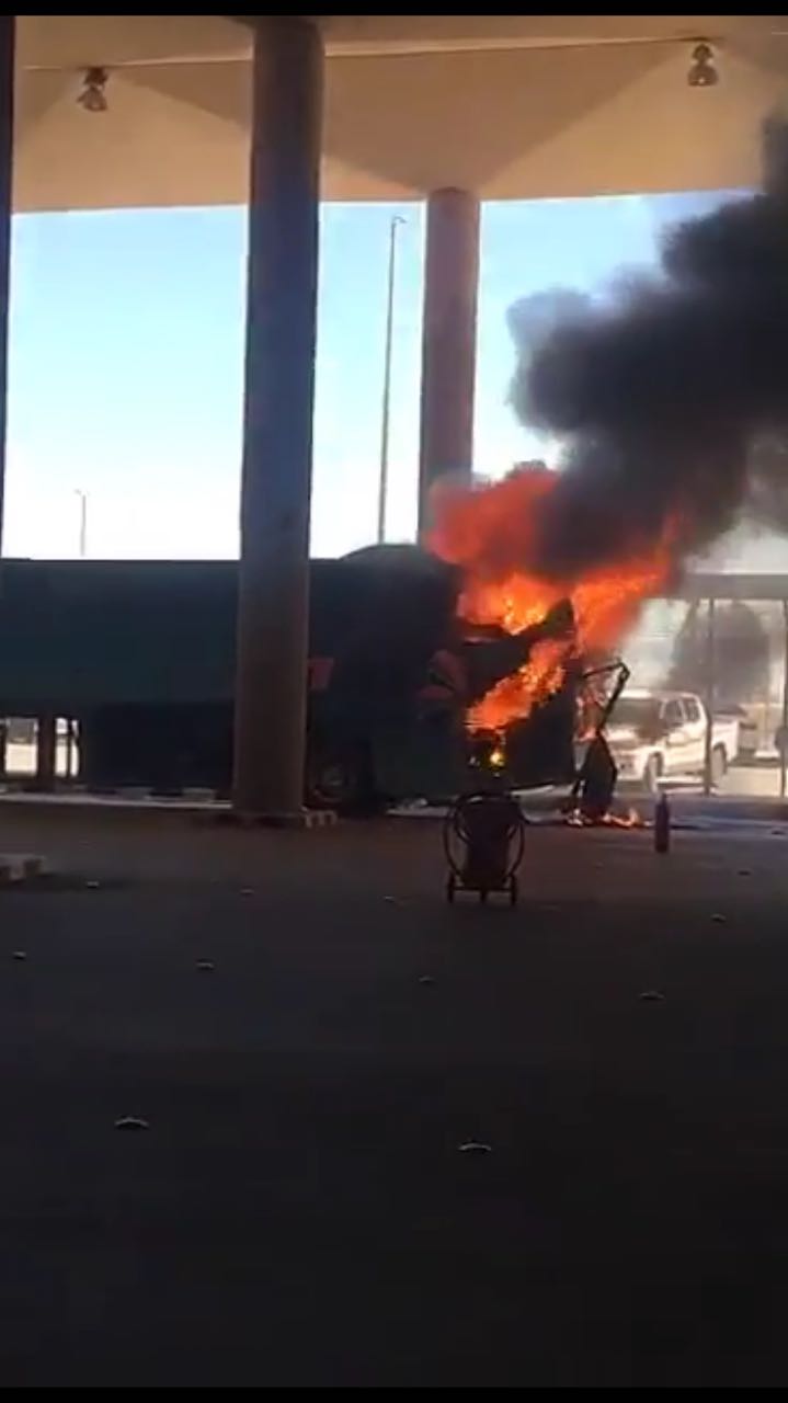 الدفاع المدني: التماس كهربائي وراء حريق باص النقل الجماعي بالخفجي