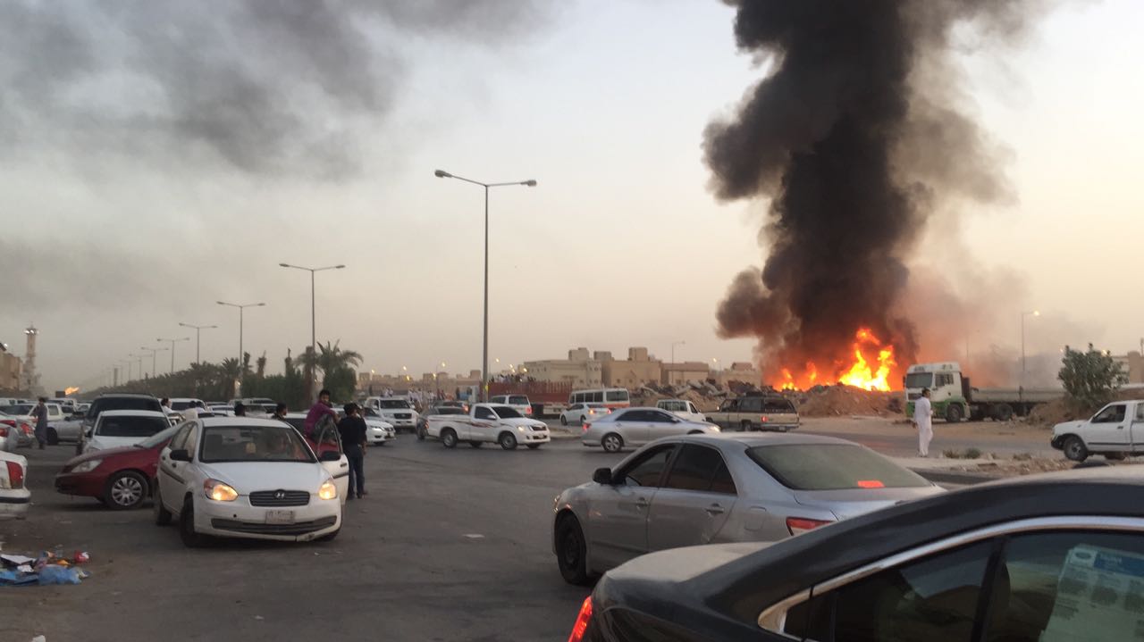 بالفيديو والصور.. مراهقون يحرقون مكب نفايات شرق الرياض