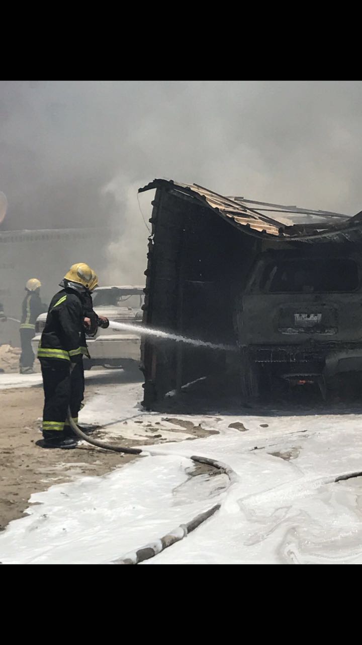 بالصور.. حريق يلتهم 4 سيارات بصباحية العيد في الخفجي