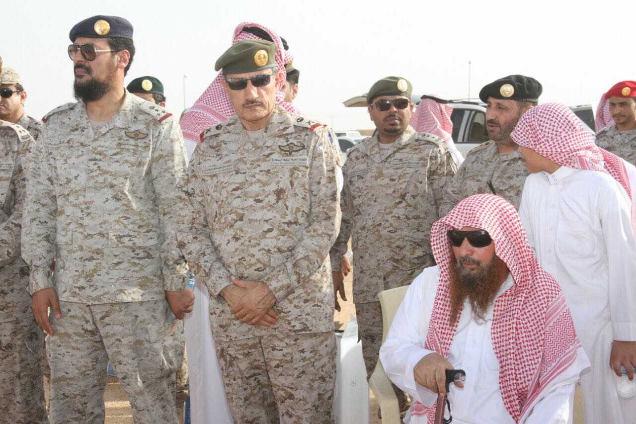 بالصور.. محافظ الخرج خلال صلاة الميت على الشهيد العضياني: نموذج لشجاعة جنودنا